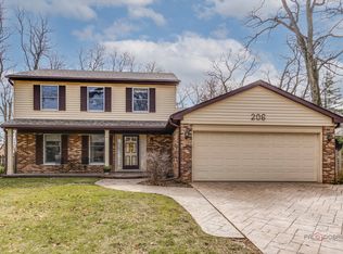 206 Pond Ridge Rd, Libertyville, IL 60048