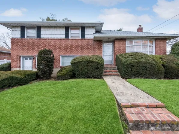 2 Lourae Drive, Massapequa Park, NY 11762