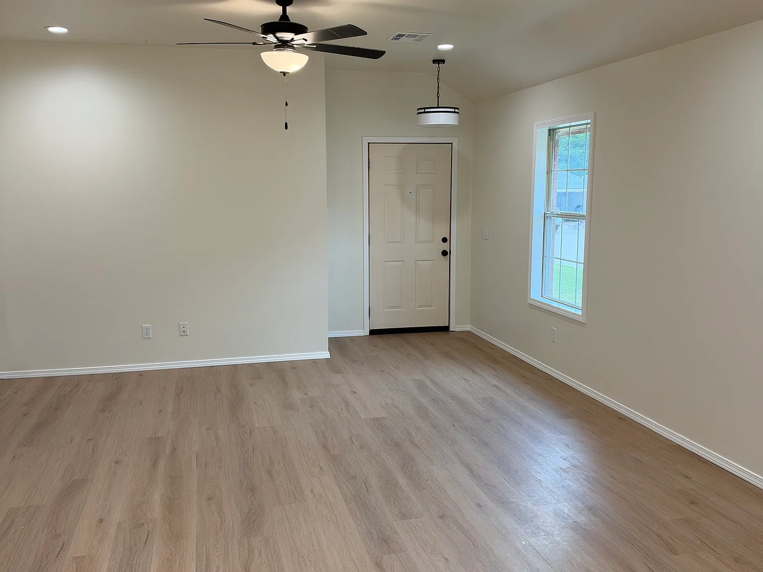 3 bed, 1446 sqft, $2,100 — Photo 4