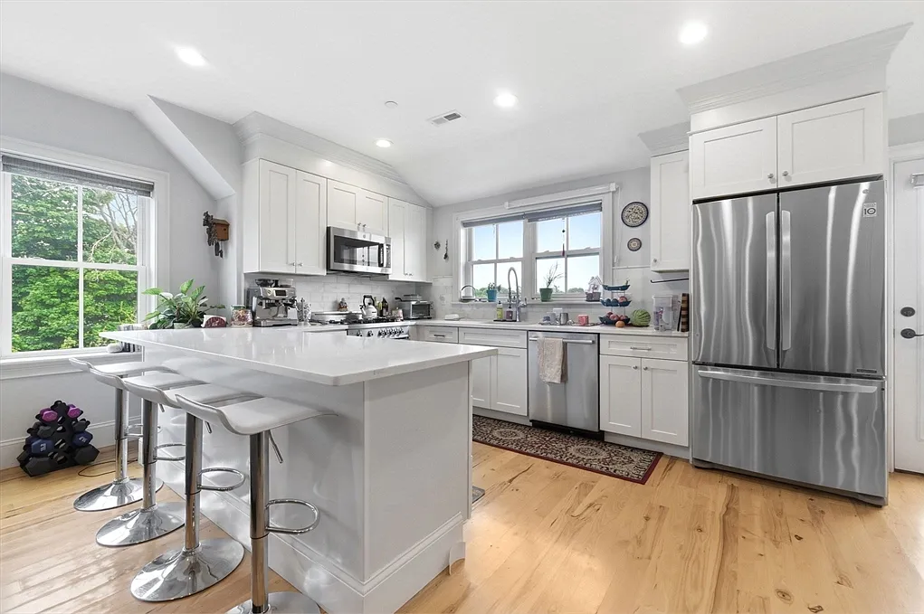 3 bed, 2.0 bath, 1376 sqft, $4,200 — Photo 2
