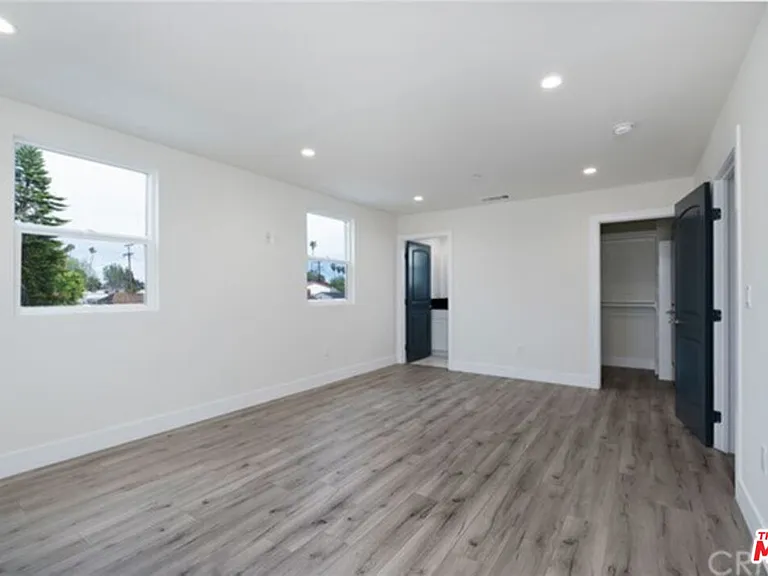 2319 S Redondo Blvd — Photo 11