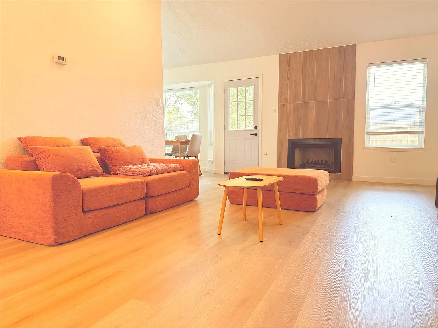 3 bed, 1.0 bath, 1034 sqft, $1,900 — Photo 3