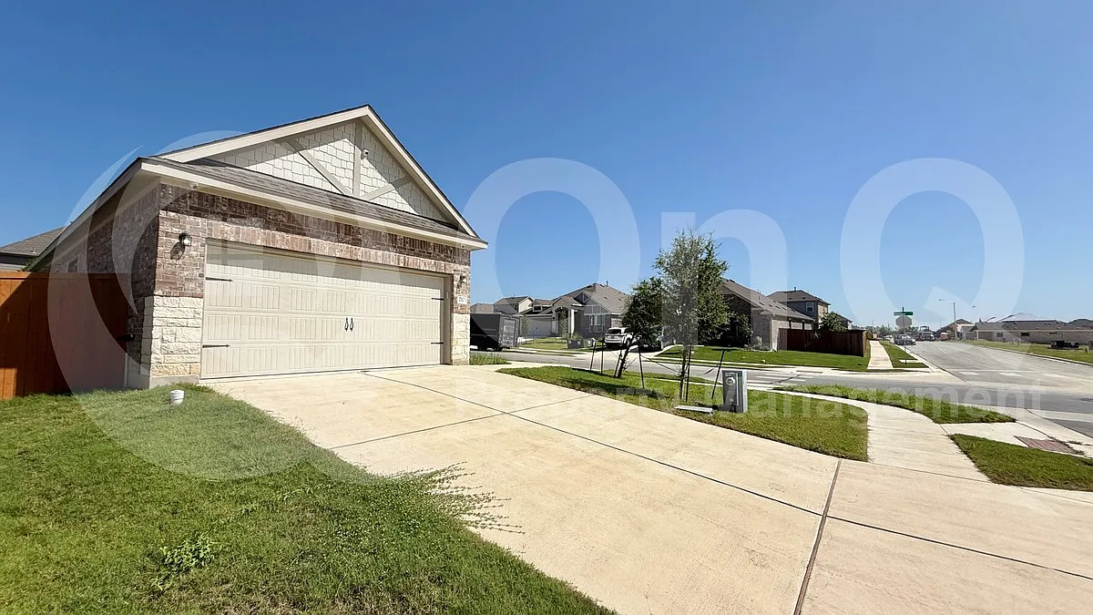 3 bed, 2.0 bath, 1258 sqft, $1,999 — Photo 2