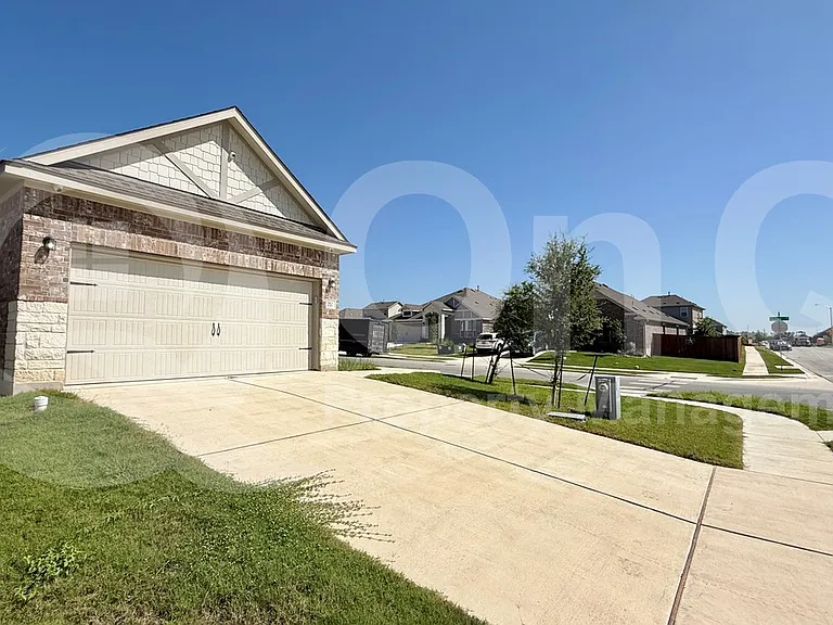 257 James Caird Dr — Photo 2