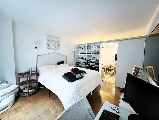 Rented by Manhattan Realty Group | media 16