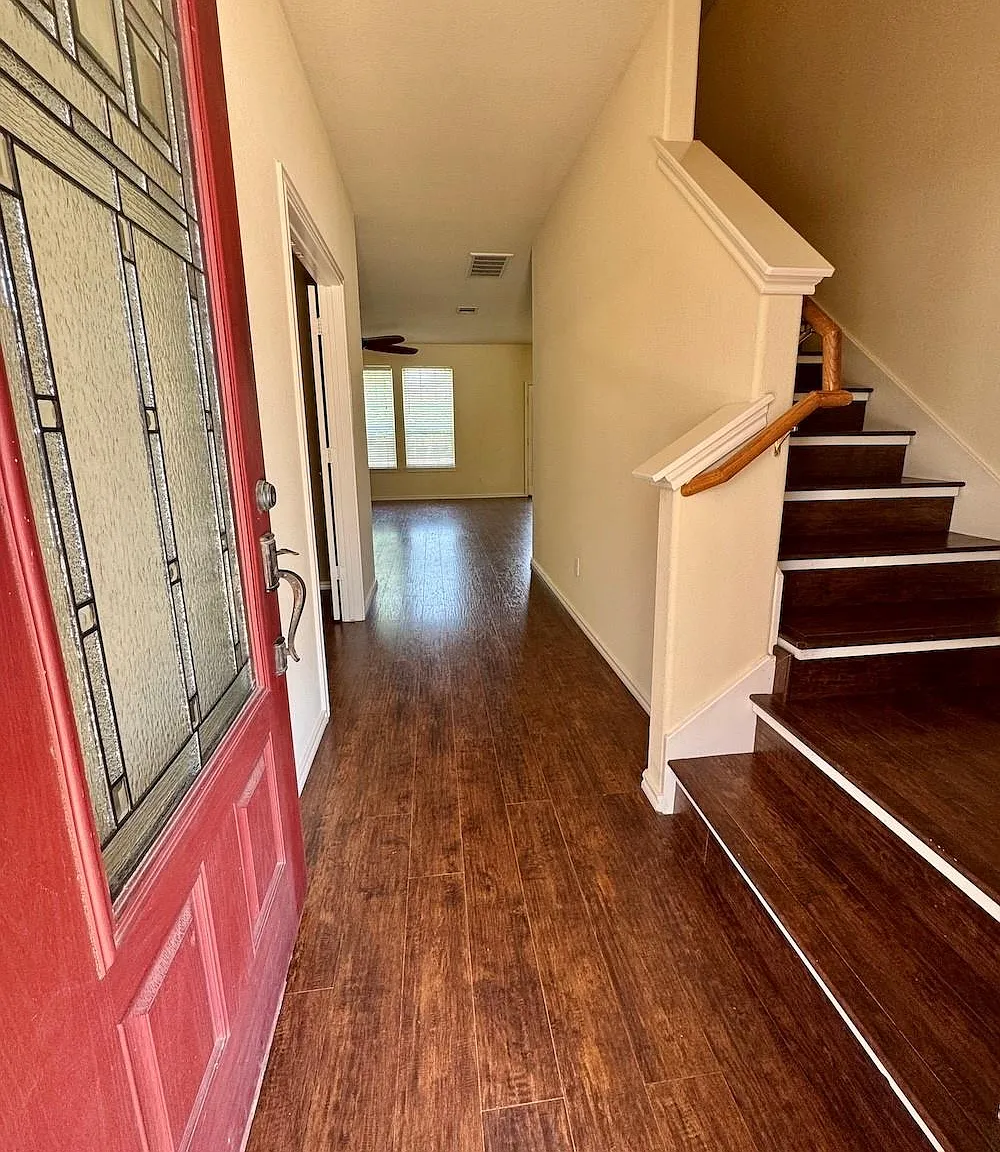 3 bed, 2.5 bath, 2492 sqft, $1,975 — Photo 2