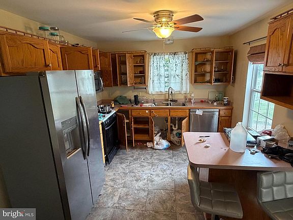 3rd image of 1665 Taylor Dr