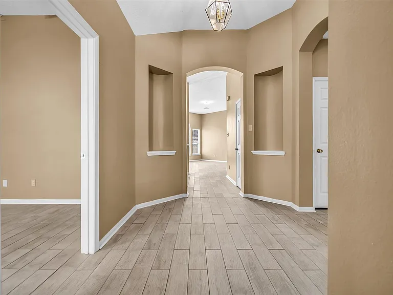 1046 Willersley Ln — Photo 2