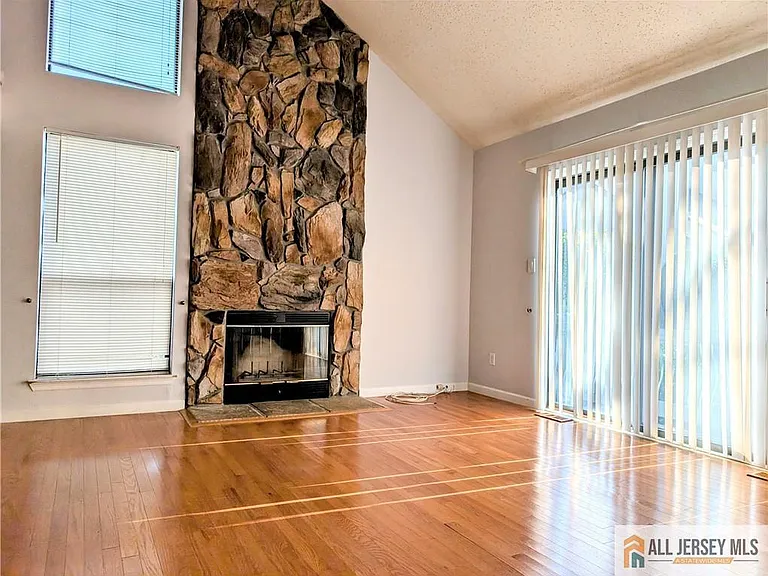 20 Cotoneaster Ct — Photo 4