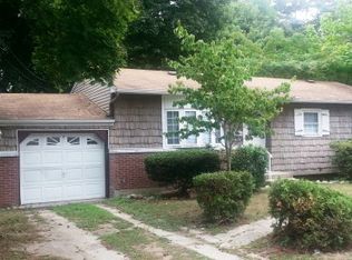 9 Pinetop Dr, Central Islip, NY