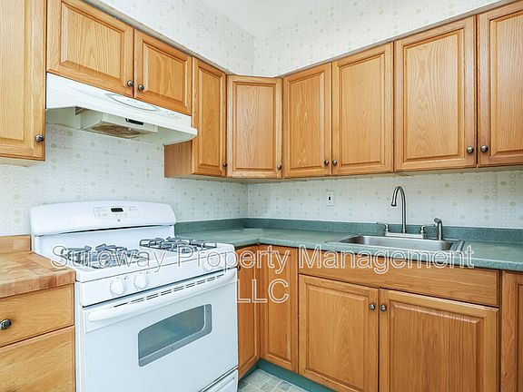 5th image of 1004 W Oregon Ave