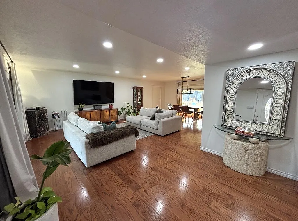 3 bed, 2.0 bath, 1686 sqft, $2,800 — Photo 2