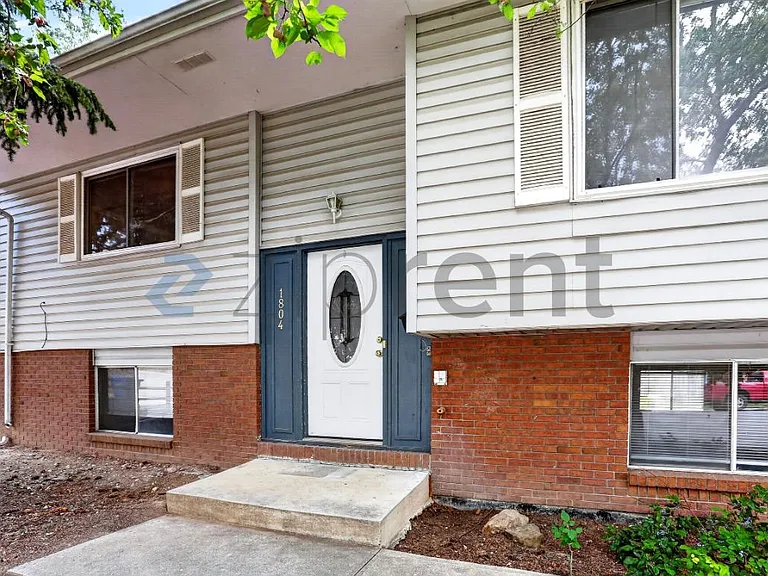 1804 S Whitcomb St — Photo 2