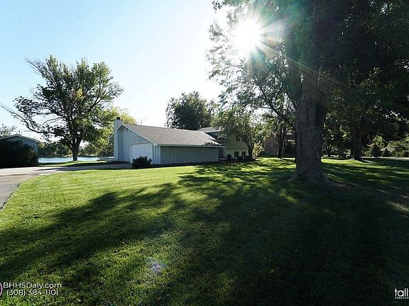 4th image of 303 Lakeside Dr