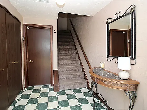 211 Greenwood Dr N — Photo 2