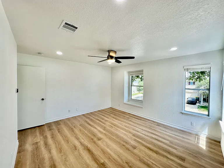 414 Hampton Cv — Photo 17