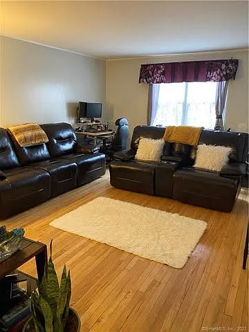 2 bed, 900 sqft, $2,100 — Photo 2
