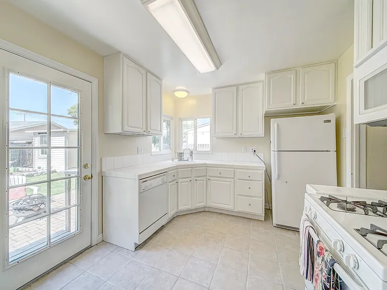 1024 Locust St — Photo 8