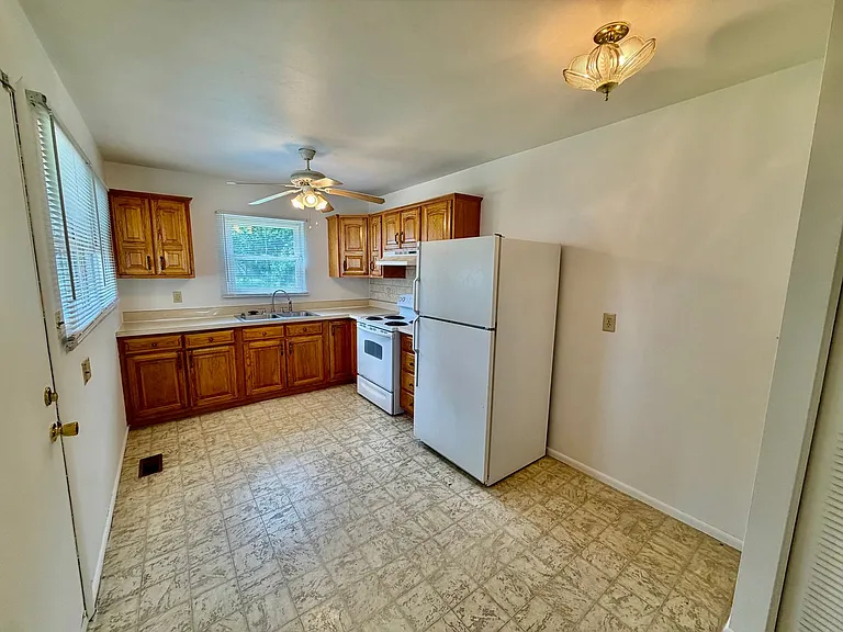 1240 Dogwood Ln — Photo 3