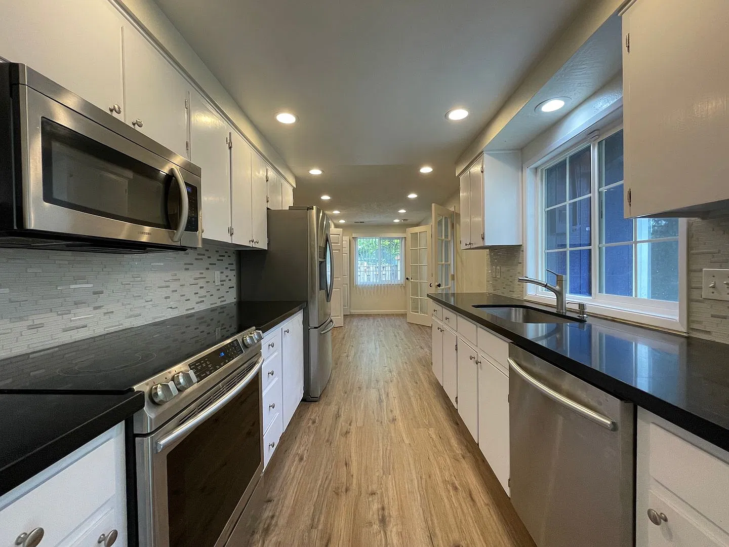 3 bed, 1664 sqft, $2,745 — Photo 4