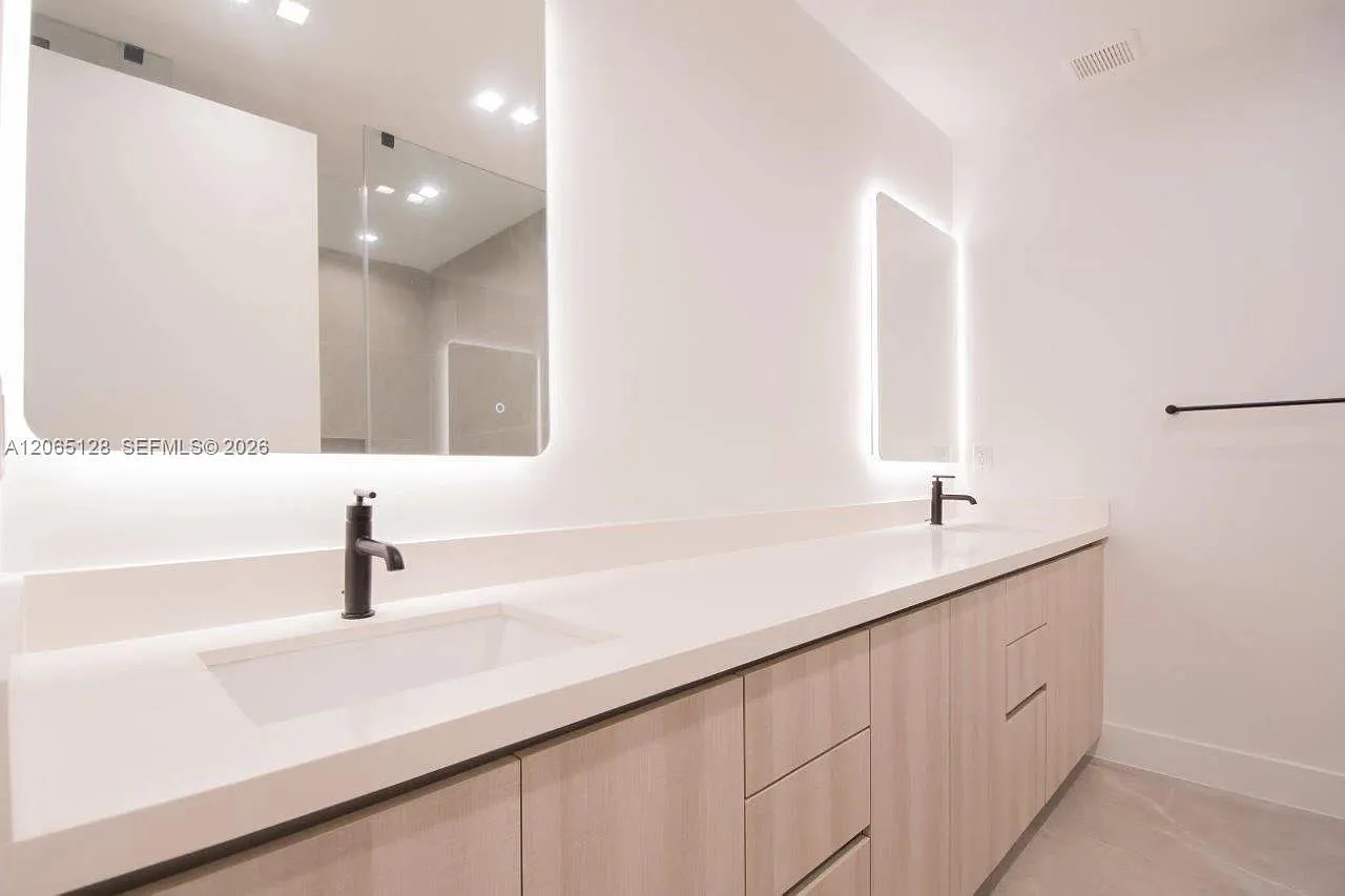 3 bed, 3.5 bath, $6,450 — Photo 3
