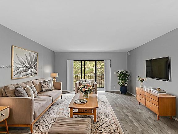 3rd image of 201 Lakeview Dr APT 203