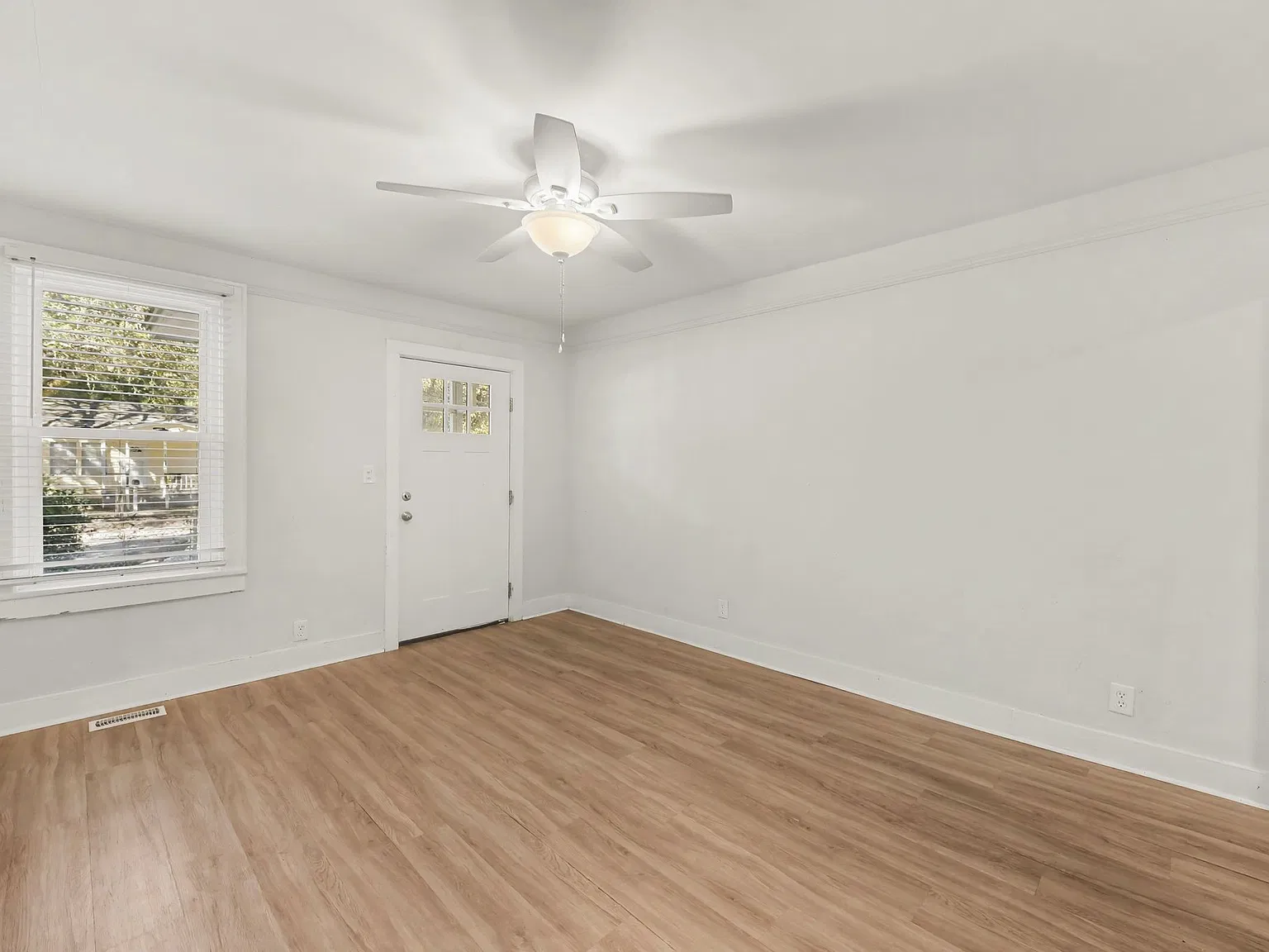 4 bed, 1190 sqft, $2,200 — Photo 2