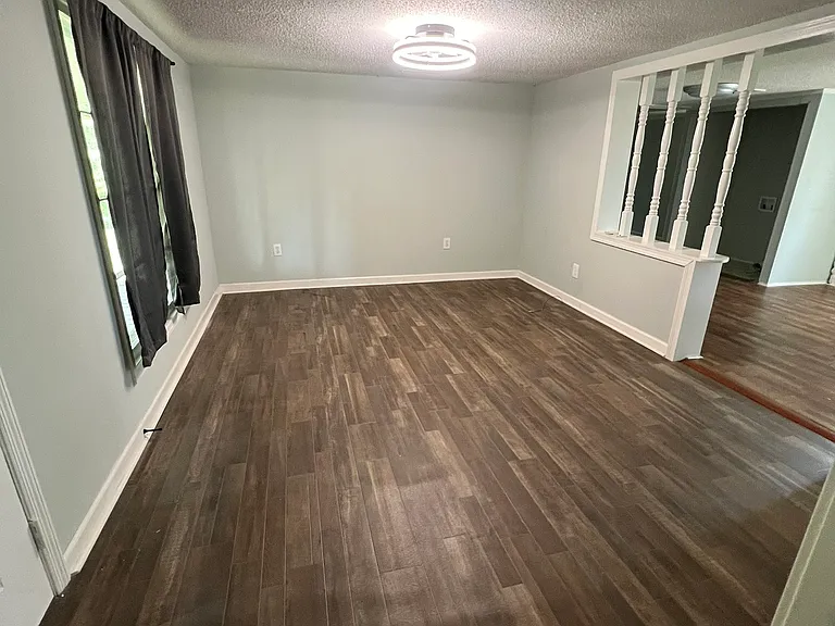 192 Elgin Dr — Photo 2