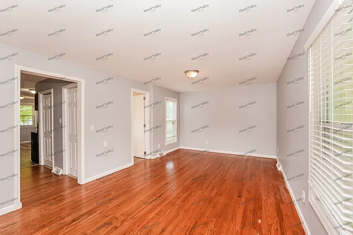 394 N Hawkins Ave — Photo 7