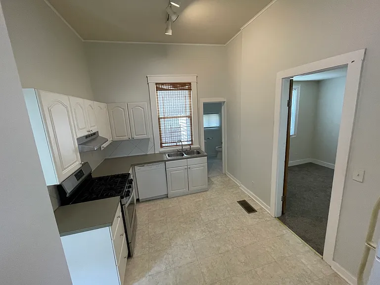 2024 Adams St — Photo 7