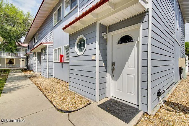 2 bed, 1.5 bath, 985 sqft, $1,700 — Photo 1