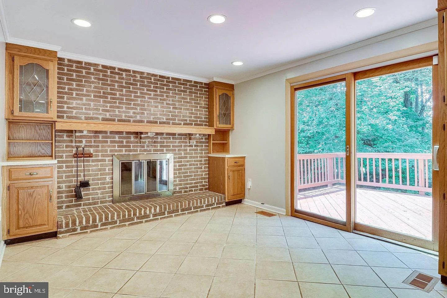 4 bed, 2.5 bath, 2180 sqft, $4,700 — Photo 2