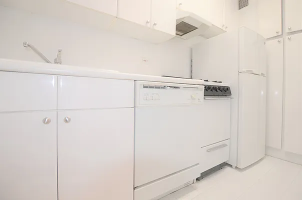 Rented by Manhattan Realty Group | media 11