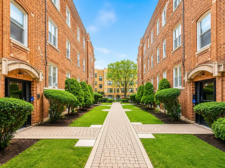 658 W Oakdale Ave #3B — Photo 1