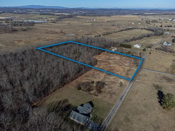 2 Oak Dale Ln, Stuarts Draft, VA 24477