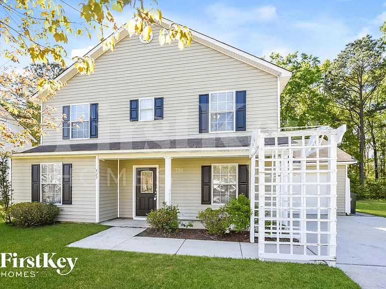 423 Aberdeen Cir — Photo 1