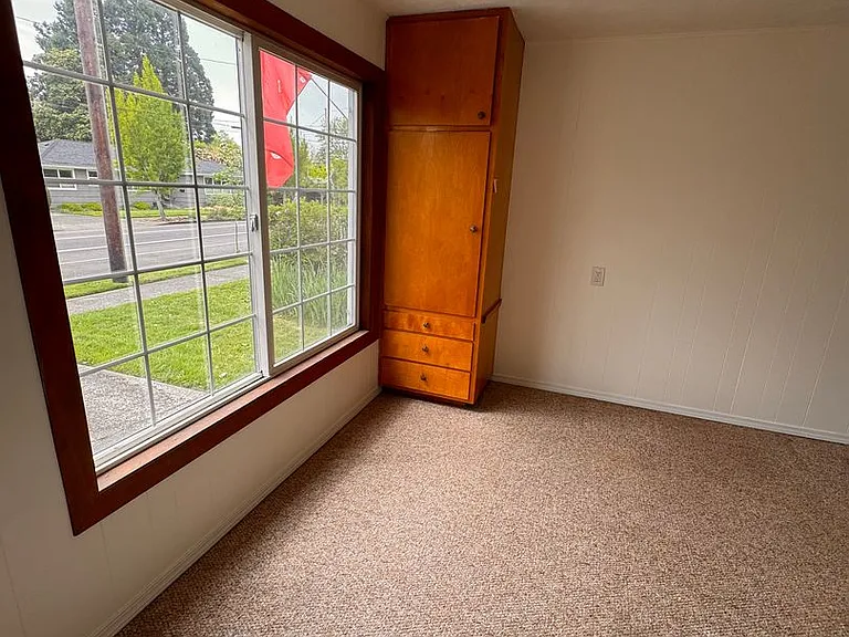 1019 NW Buchanan Ave — Photo 3