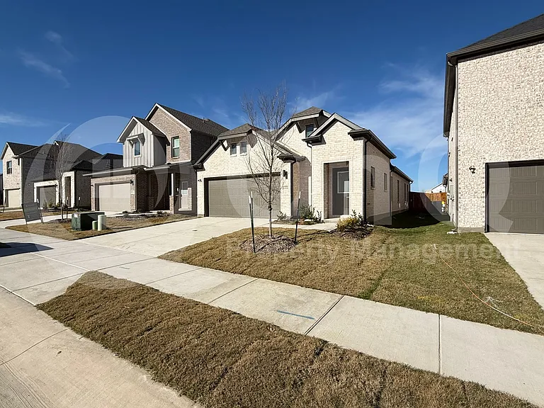 1004 Knox River Dr — Photo 2