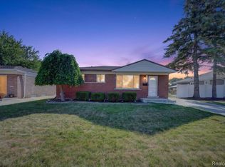 30008 Maplegrove St, Saint Clair Shores, MI 48082