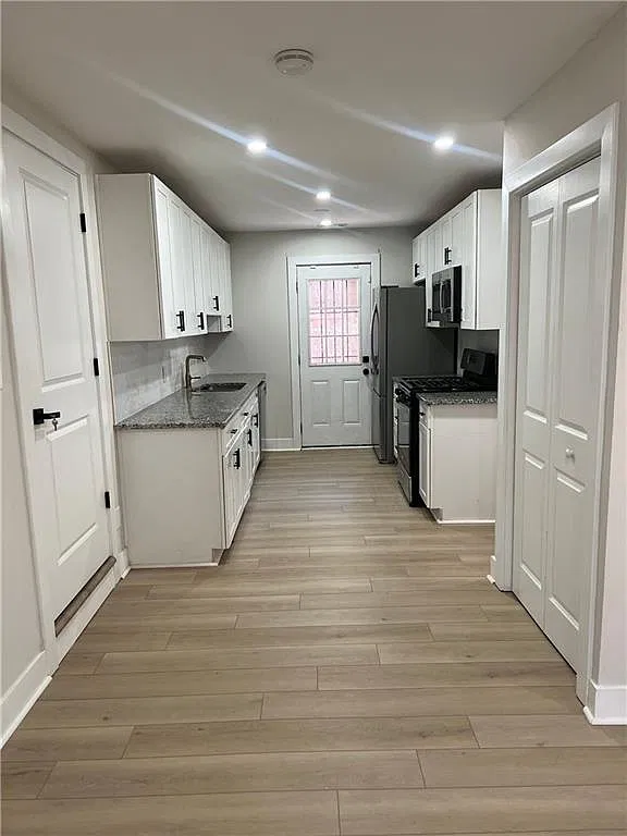 3 bed, 2.0 bath, 1926 sqft, $2,200 — Photo 1
