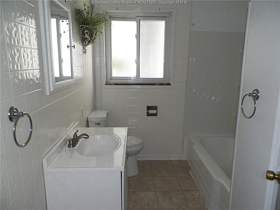 5th image of 110 E Riverview Dr