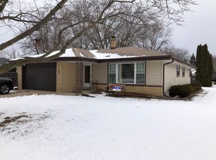 8270 S Verdev Dr, Oak Creek, WI 53154