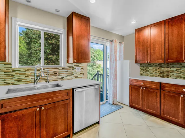 23 Deirdre Court image 7 of 25