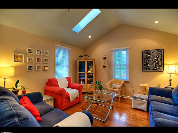 5th image of 215 E Mechanic St