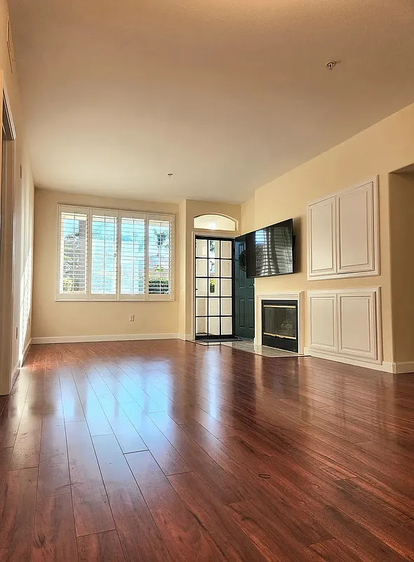 1 bed, 1.0 bath, 806 sqft, $2,441 — Photo 2