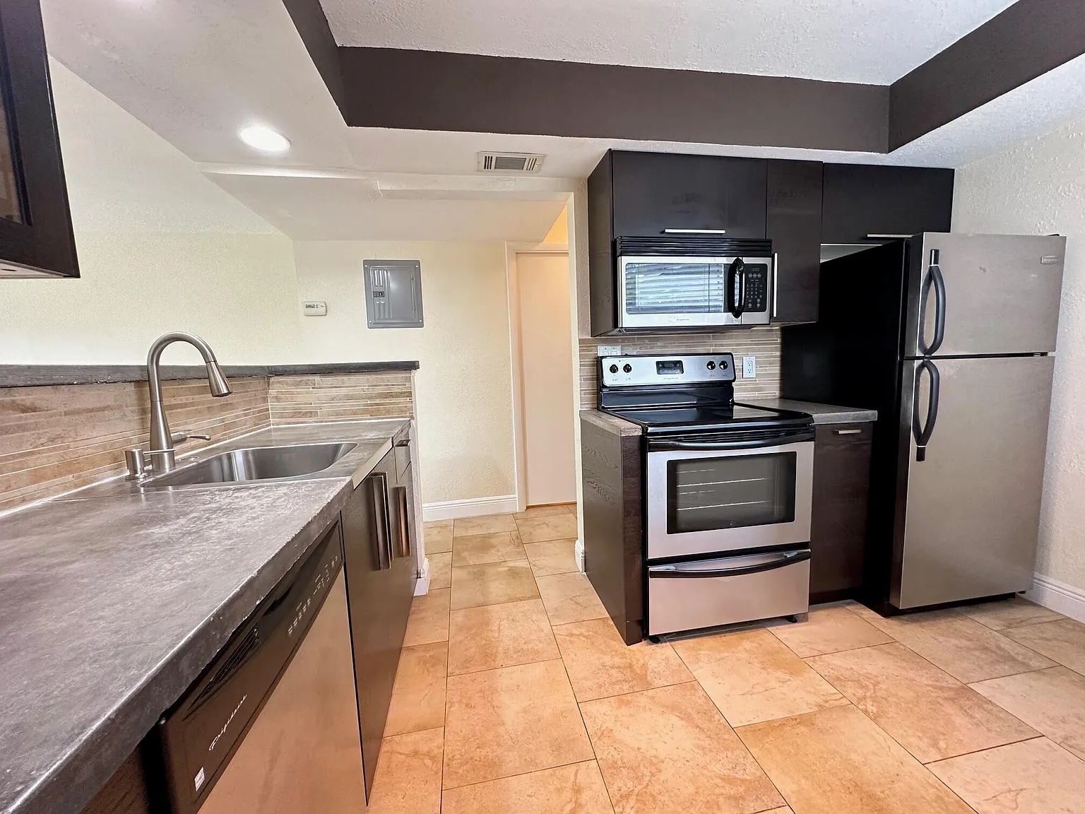 2 bed, 1.5 bath, 1100 sqft, $2,100 — Photo 3
