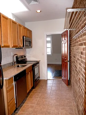 Rented by Perry Associates NYC Inc | media 18