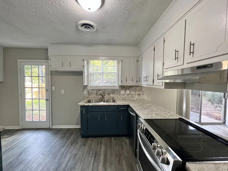 4120 Englewood Dr — Photo 9