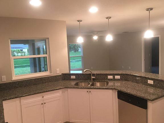 5th image of 1018 SW Bellevue Ave