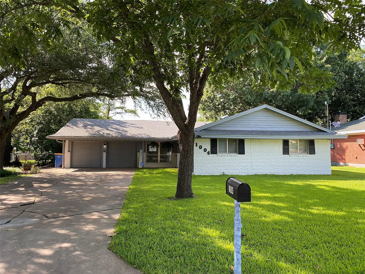1004 Holiday Dr — Photo 1
